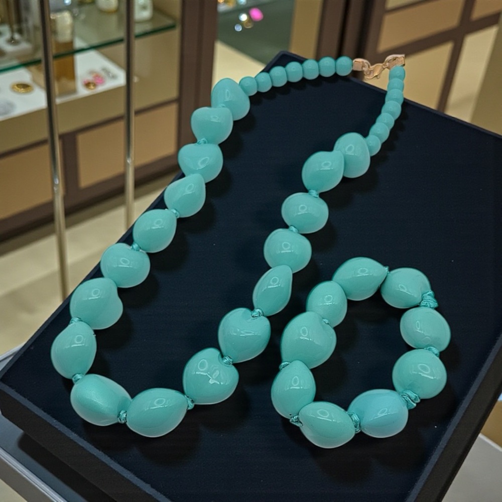 Elegant Lee Sands Kukui Nut Turquoise Colored Necklace Set